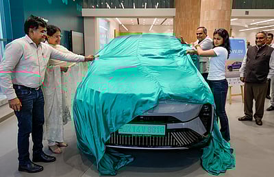 மனு பாக்கருக்கு டாடா கார் பரிசளிப்பு - புகைப்படங்கள்